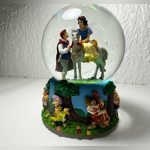Disney Enesco Snow White Seven Dwarfs "I Love You Truly" Snow Globe - Picture 2 of 8